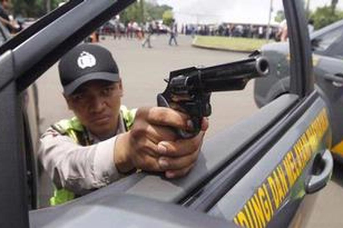 Ilustrasi polisi acungkan senjata