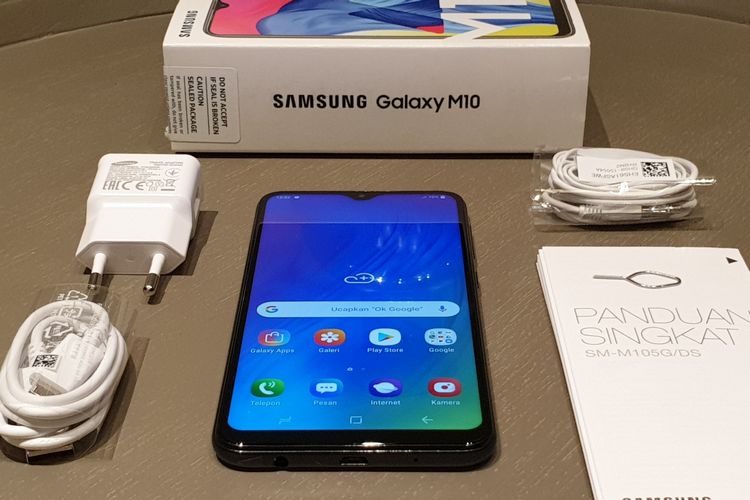 Paket pembelian dalam kardus Samsung Galaxy M10.