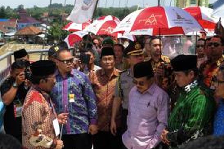Wakil Presiden Jusuf Kalla saat meresmikan ikon Kota Jambi Gentala Arasy, Sabtu (28/3/2015).  