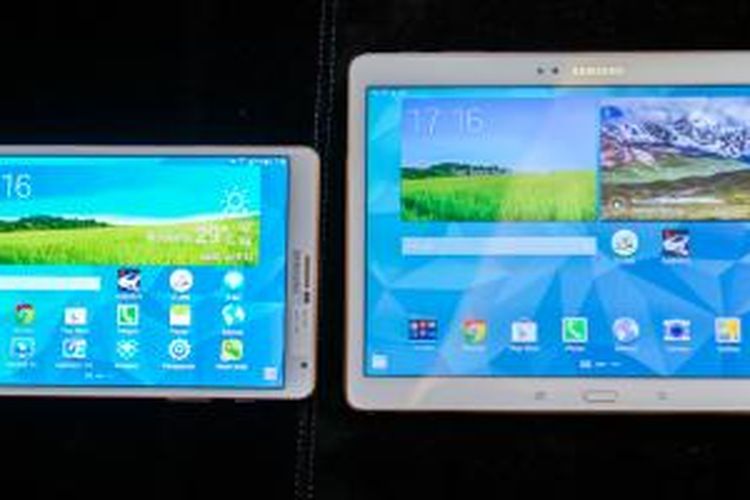Tablet Samsung Galaxy Tab S versi 8,4 inci (kiri) dan 10,5 inci