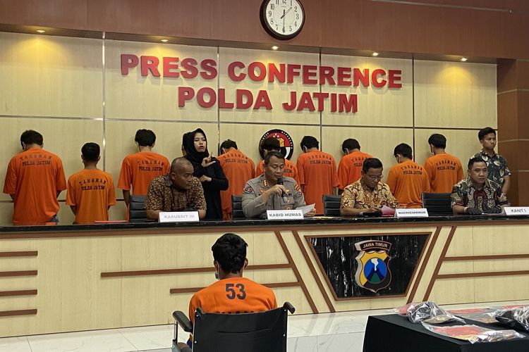 Polda Jawa Timur (Jatim) mengamankan 11 tersangka bandit curanmor yang beraksi di sejumlah kota. Satu leader di komplotan ditembak mati, Jumat (7/3/2025)