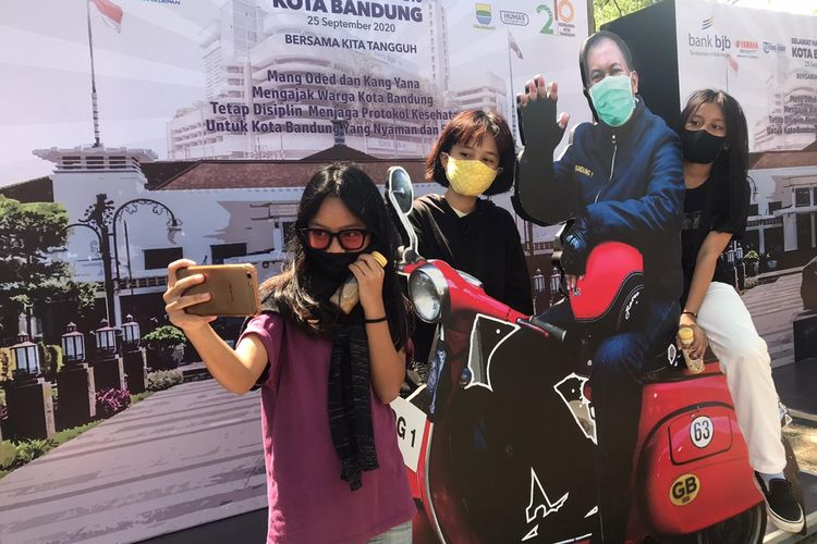 Sejumlah warga tengah mencoba spot foto baru di Taman Dewi Sartika Kota Bandung. 