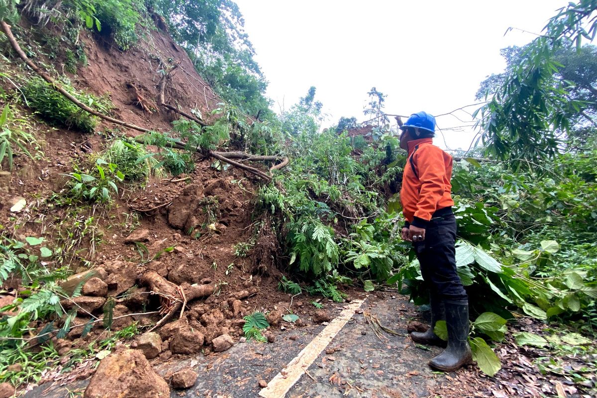 Akses jalan alternatif antar kabupaten Madiun-Ponorogo terputus akibat tertimbun tanah longsor setinggi delapan meter tepatnya di Dusun Kandangan, Desa Kare, Kecamatan Kare, Kabupaten Madiun, Jawa Timur,  (31/1/2025).