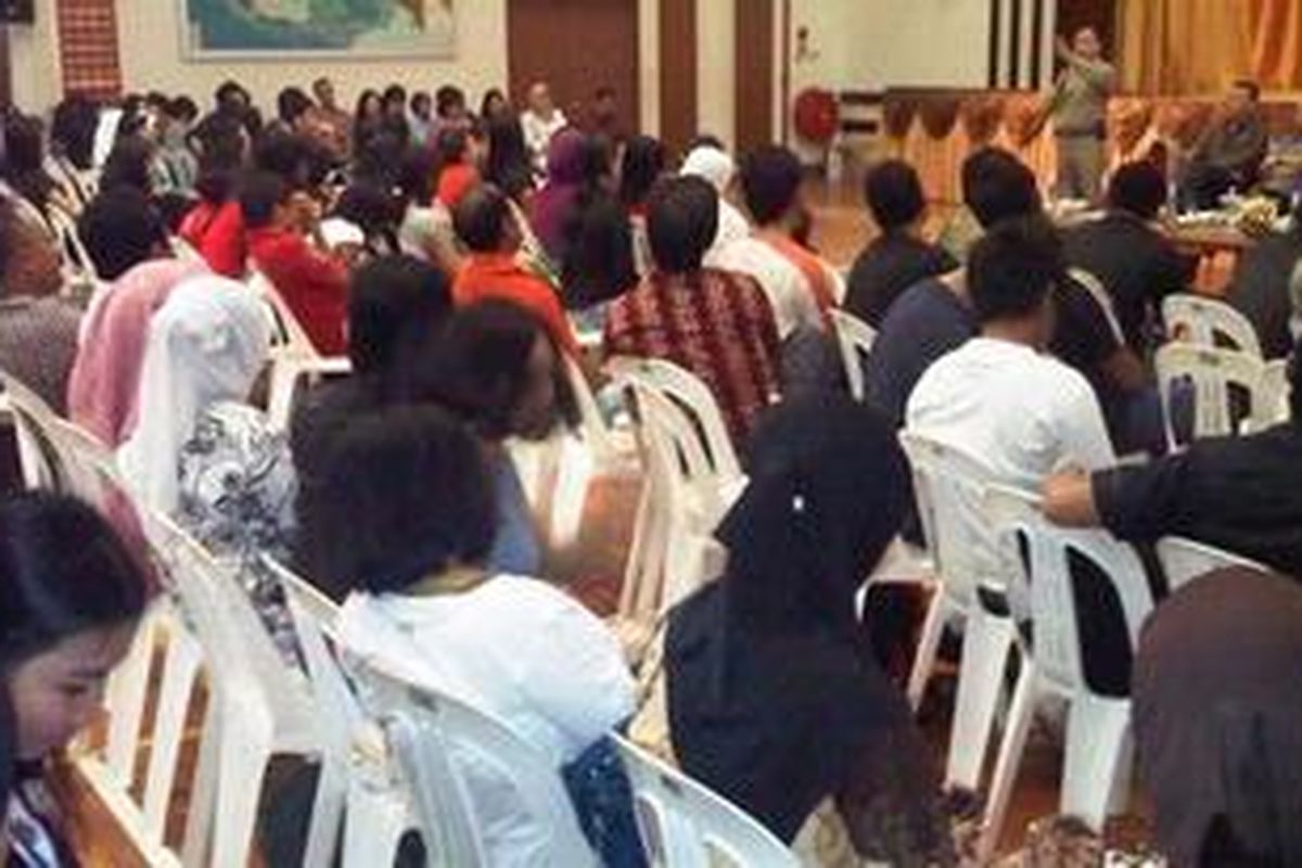 Ribuan tenaga kerja Indonesia tengah berdialog dengan Anggota Fraksi PDI Perjuangan DPR di Sekolah Indonesia di Singapura, Minggu (23/1). Jumlah TKI yang mengikuti pendidikan tambahan yang diselenggarakan Kedutaan Besar Republik Indonesia di Singapura dan Universitas Terbuka terus meningkat.