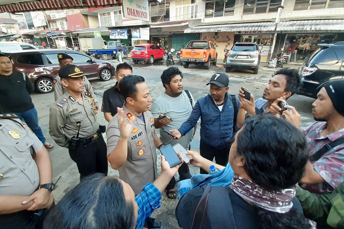 AKBP Ade Ary Syam Indradi saat diwawancara sejumlah wartawan di Jalan Nusa Indah, Kota Pontianak, Kalimantan Barat, belum lama ini.