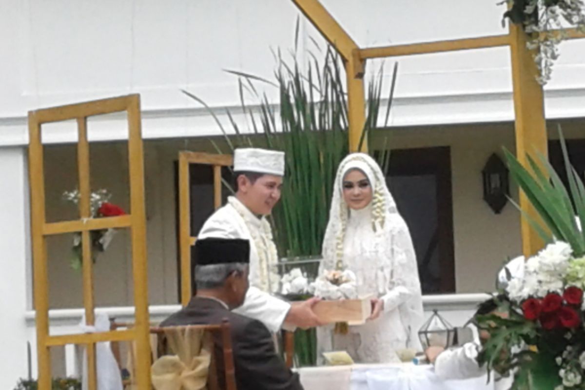 Haykal Kamil dan Tanti Namira diabadikan setelah proses Ijab Qabul pada Pernikahan keduanya, di  The Lodge Hotel, Bogor, Jawa Barat, Sabtu (25/3/2017)