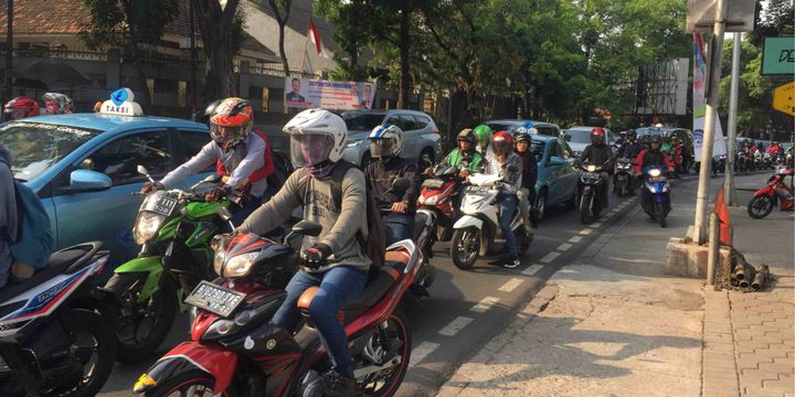 Kepadatan lalu lintas terjadi di sekitar Universitas Moestopo di Jalan Terusan Hang Lekir  menuju Senayan, Jakarta Pusat, Sabtu (25/8/2018).  Hal itu disebabkan penutupan jalan guna penyelenggaraan maraton Asian Games 2018 yang telah ditutup sejak 03.00 dini hari mulai dari jalan menuju Bundaran Senayan  dan jalan menuju Gelora Bung Karno.