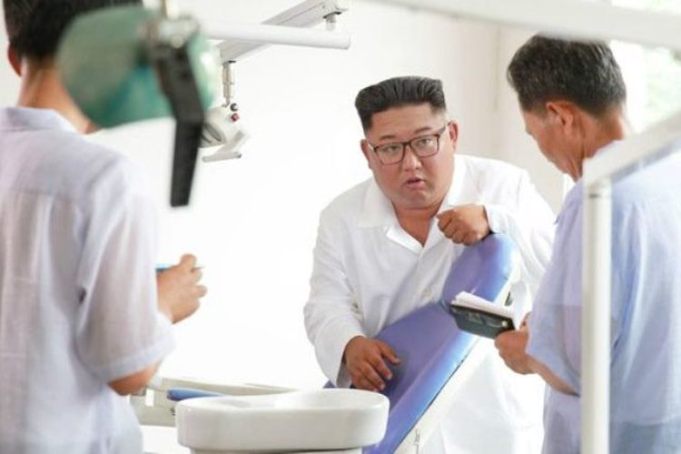 emimpin Korea Utara Kim Jong-Un (tengah) mengunjungi Pabrik Perlengkapan Medis Myohyangsan di Myohyangsan, Korea Utara. (KCNA via AFP)