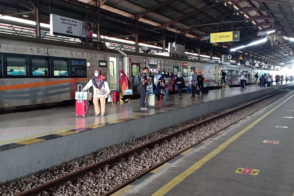 Penumpang kereta api di Stasiun Purwokerto, Jawa Tengah, Kamis (29/10/2020).