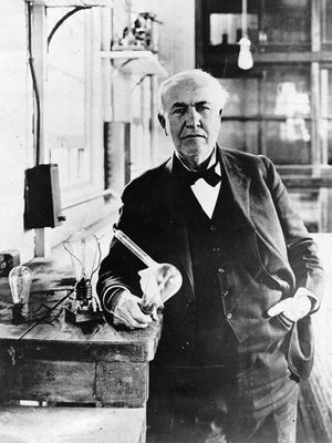 Thomas Alva Edison dikenal sebagai penemu bola lampu. Namun, perjalanan sejarah penemuan lampu ternyata tak hanya ditemukan olehnya, tetapi ada beberapa ilmuwan lain.
