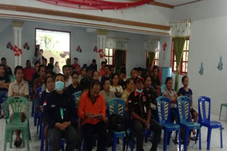 Para pengungsi Gunung Karangetang saat giat bersama Pemkab Sitaro dan instansi teknis terkait di lokasi pengungsian, Selasa (14/2/2023). Rapat bersama ini dibahas teekait mengembalikan para pengungsi di rumah masing-masing.