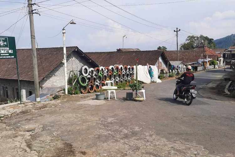 Lokasi kecelakaan sepeda motor nyangkut di atap rumah di Dusun Puntingan, Desa Madyogondo, Kecamatan Ngablak, Kabupaten Magelang, Jawa Tengah, Selasa (17/1/2023). Kecelakaan terjadi pada Minggu (15/1/2023) sekitar pukul 14.00 WIB.