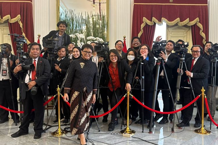 Menlu Retno Marsudi yang memakai baju ala Jeng Yah berfoto bersama wartawan Istana Kepresidenan di Istana Merdeka, Jakarta, pada Jumat (8/12/2023).