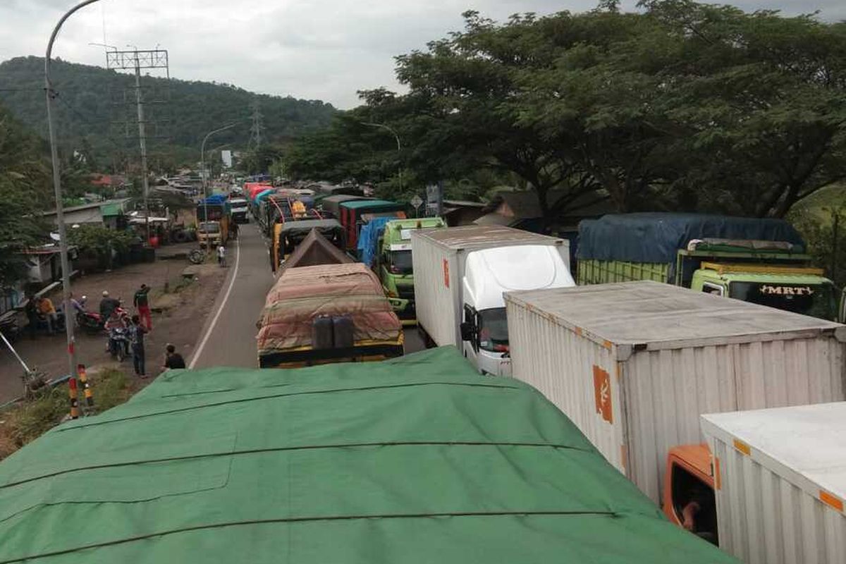 Pelabuhan Merak mulai dipadati kendaraan truk dan pemudik pada Jumat (22/4/2022). Polisi berlakukan sistem buka tutup jalan.