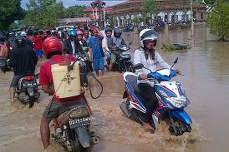 Ratusan pengendara di Kabupaten Bone, Sulawesi Selatan terpaksa berbalik arah setelah jalur trans Sulawesi yang menghubungkan Kabupaten Bone dan Kabupaten Sinjai terandam banjir setinggi 1 meter. Senin, (12/05/2014).