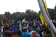 Pendemo Makin Ramai, Jalan Medan Merdeka Utara Ditutup