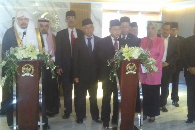 Ketua Parlemen Arab Syeikh Abdullah bin Muhammad dan Ketua DPR Setya Novanto di Kompleks Parlemen DPR, Kamis (16/2/2017)