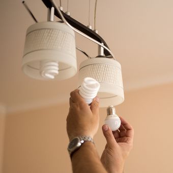 Ilustrasi mengganti bohlam, lampu LED.