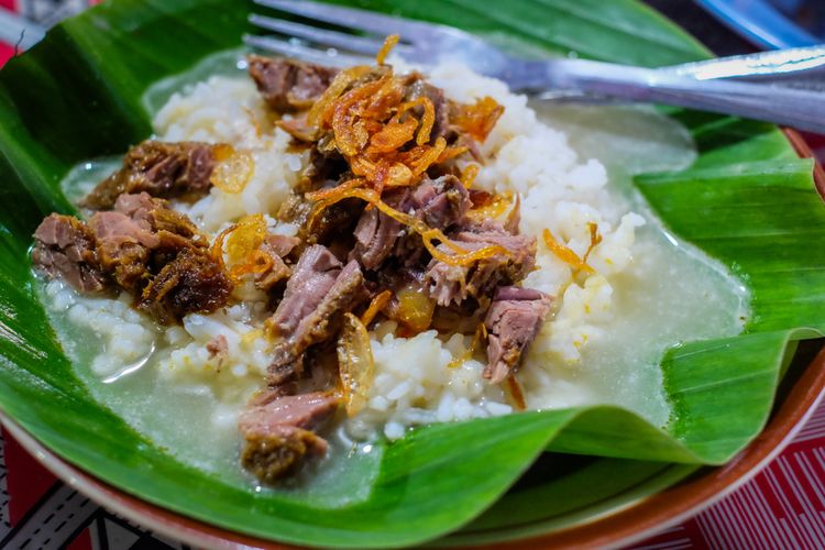 Ilustrasi nasi gandul, makanan khas Pati. 