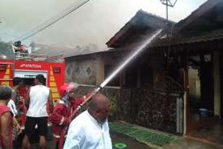Pemadam kebakaran menyiramkan air ke rumah M Rofiq di Perum Binagriya, Kota Pekalongan, Jawa Tengah, yang ludes dilalap api. Diduga kebakaran terjadi akibat pemilik rumah lupa mematikan kompor.