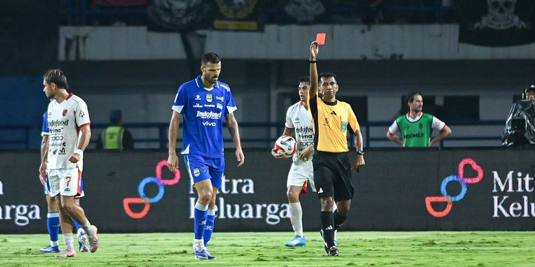 Patricio Matricardi menerima kartu merah dalam laga pekan ke-27 Super League 2025-2026 Persib vs Bali United di Stadion Gelora Bandung Lautan Api, Minggu (12/4/2026).