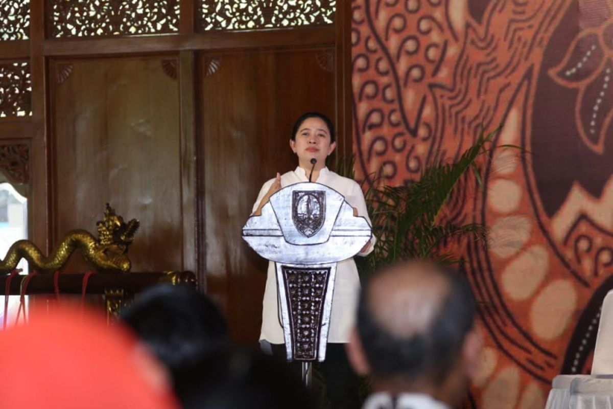 Menko PMK Puan Maharani saat memberikan sambutan kepada para penerima bantuan pemerintah di Pendapi Agung Kota Surakarta, Surakarta, Jumat (9/11/2018).
