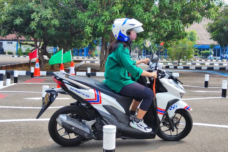 Menjajal trek baru ijin praktik bikin SIM C di Satpas Daan Mogot Jakarta Barat, Senin (7/8/2023). 