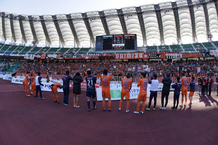 Skuad Shimizu S-Pulse menyapa para suporter yang memenuhi tribun stadion dalam kompetisi J1 League 2022.