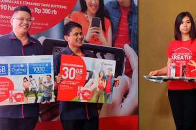 Kiri-kanan: VP Brand & Marketing Communication Smartfren, Derrick Surya dan Ari Abdya, Prepaid Department Head Smartfren di acara jumpa media di Jakarta, Senin (25/4/2016).