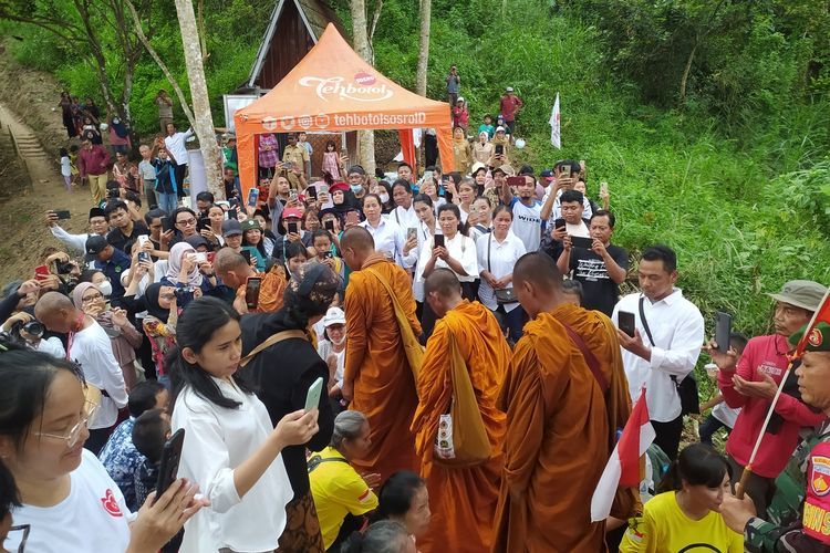 Saat rombongan Biksu Thudong tiba di Vihara 2500 Buddha Jayanti Banyumanik, Kota Semarang