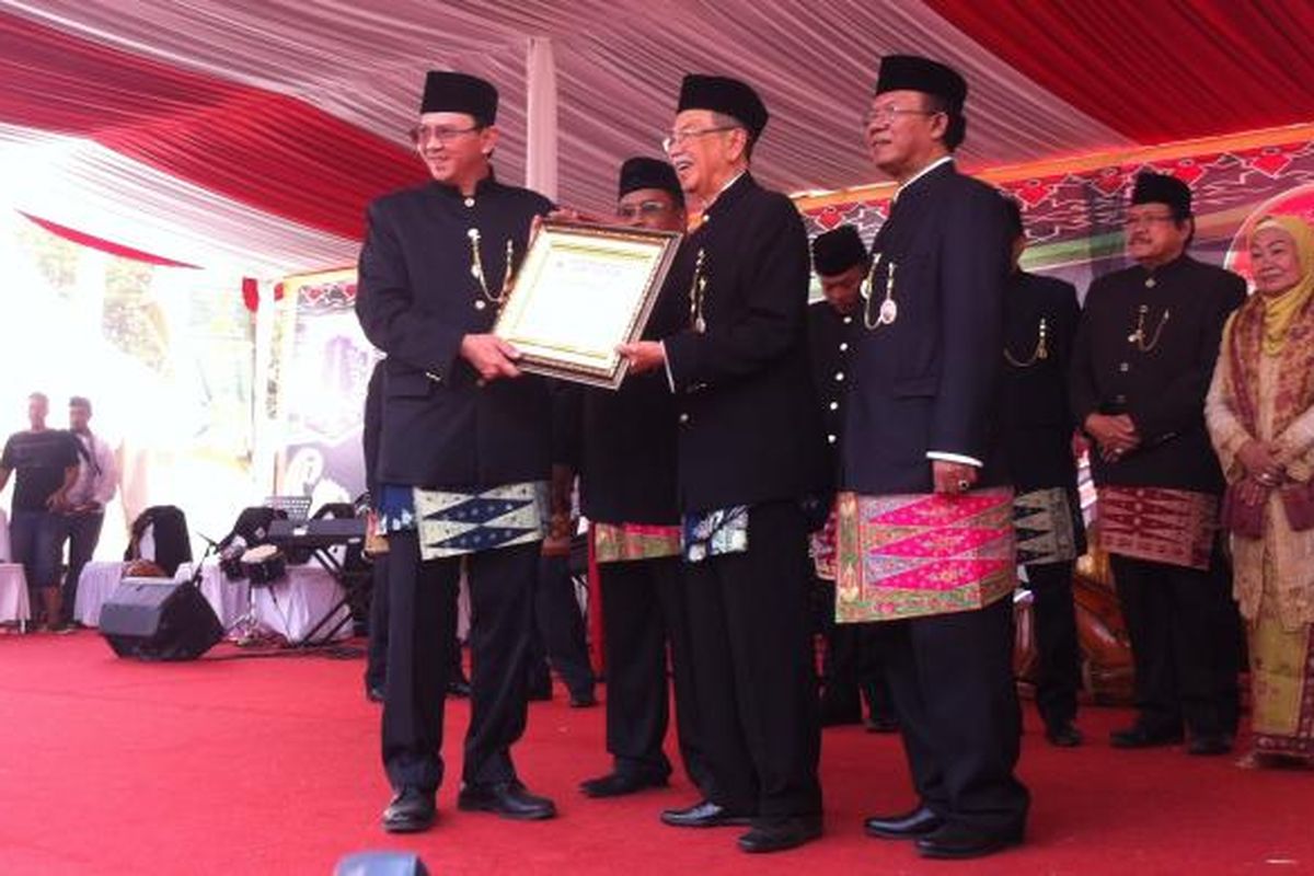 Gubernur DKI Jakarta Basuki Tjahaja Purnama memberikan penghargaan kepada Majelis Tinggi Bamus Betawi Edi Marzuki Nalapraya, di Lapangan Banteng, Jakarta Pusat, Minggu (23/8/2015).