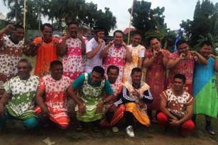 Ketua DPRD Nunukan Dani Iskandar (berdiri ke 3 dari kiri) bersama sejumah anggota DPRD lainnya mengenakan daster dalam lomba sepak bola dangdut memperingati HUT ke 71 kemerdekaan RI Sabtu (20/08/2016)
