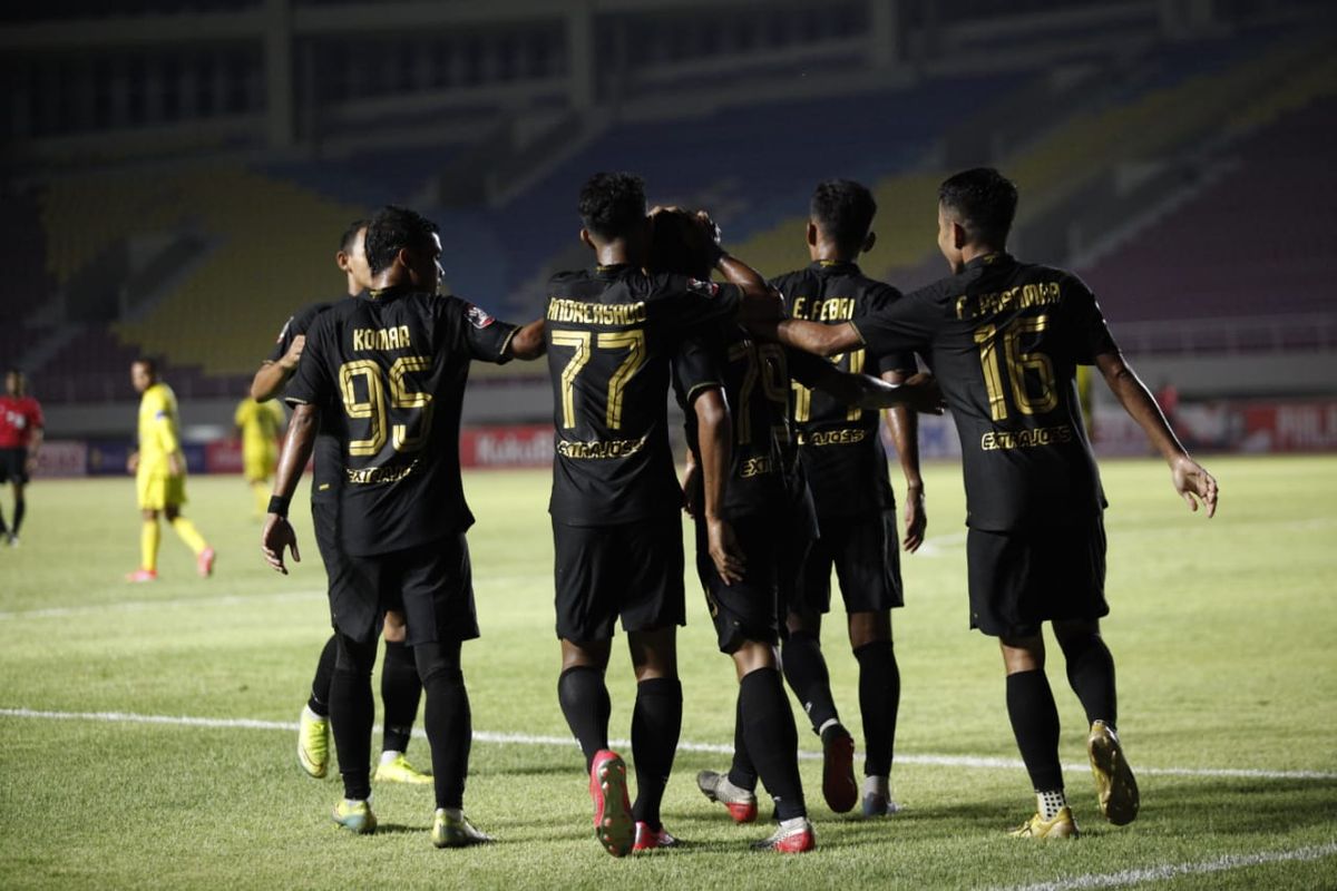 Skuad PSIS Semarang saat merayakan salah satu gol ke gawang Barito Putera pada laga kedua fase grup Piala Menpora 2021 yang berlangsung di Stadion Manahan, Solo, Minggu (21/3/2021) malam WIB.