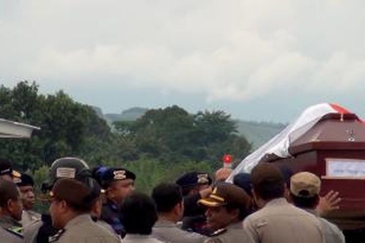 Jenazah 2 Anggota Brimob Detasemen A Polda Papua yang tewas di Ilaga, Kabupaten Puncak, tiba di Jayapura melalui Timika dengan menggunakan pesawat komersial, Kamis (4/12/2014) siang.