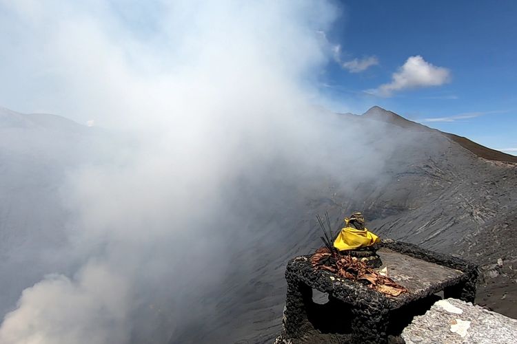 Patung Ganesha di Bibir Kawah Gunung Bromo sebelum hilang.