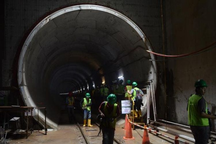 Pengerjaan tunnel yang berada di Stasiun Istora MRT Jakarta, Kamis (8/9/2016), sudah mencapai 900 meter dengan total panjang 1.330,5 meter. 