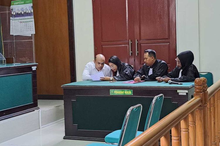 Dhio Daffa Syahdila alias DDS (22) - kemeja putih - sedang berkonsultasi dengan tim kuasa hukumnya setelah mendengar tuntutan hukuman seumur hidup dari JPU PN Kota Mungkid , Kabupaten Magelang, Jawa Tengah, Kamis (11/5/2023).