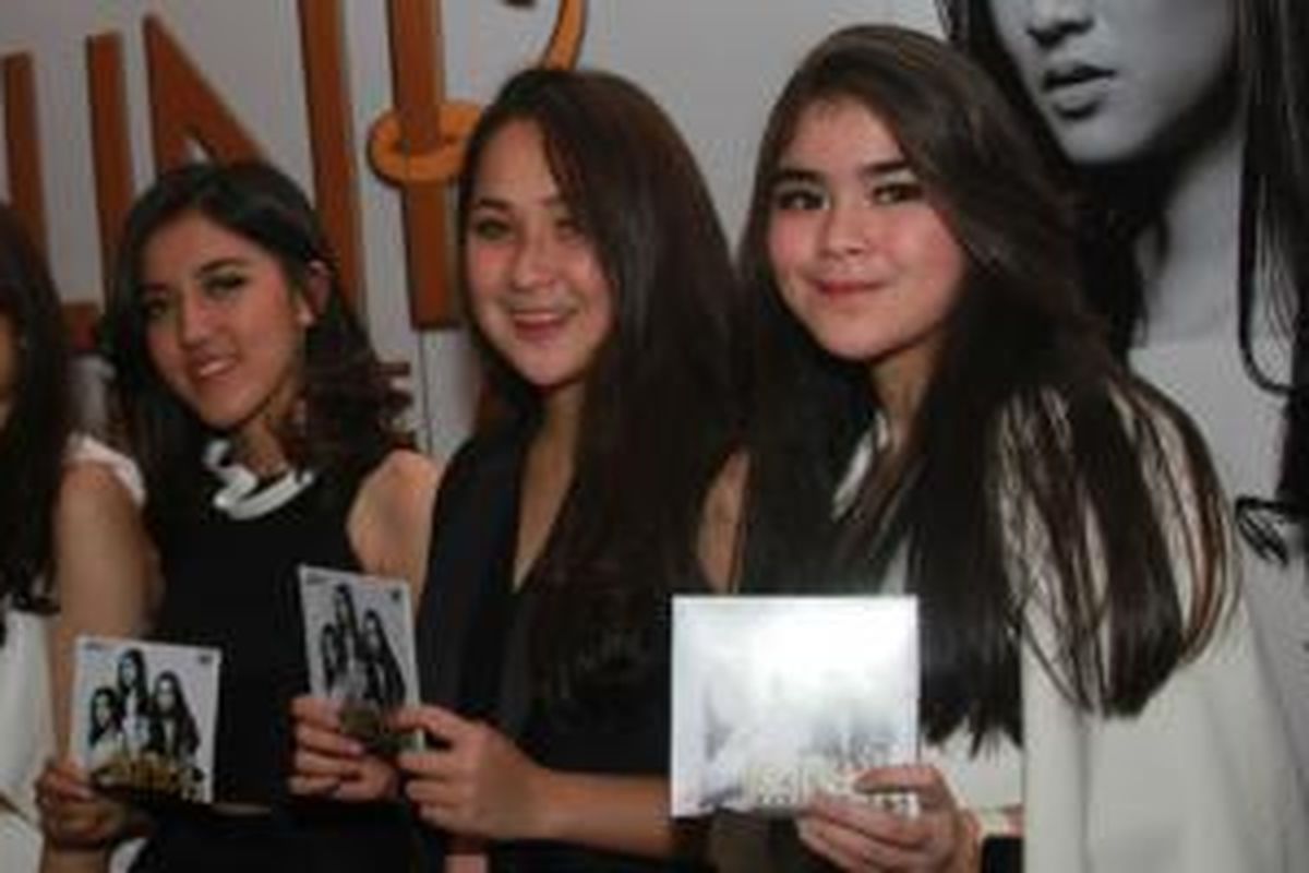 Grup vokal Blink yang terdiri dari Febby, Ify, Pricilia dan Silvia saat merilis album terbarunya bertajuk Heart Beat di kawasan Kemang, Jakarta Selatan, Jumat (15/1/2016).