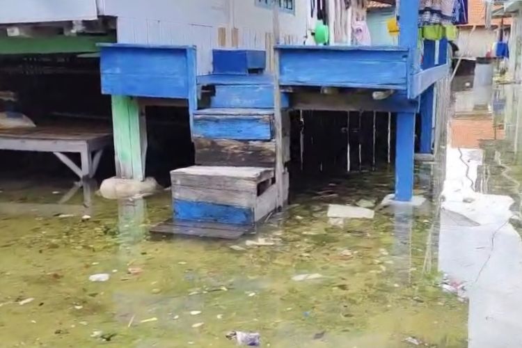 Genangan air bercampur sampah di Desa Saobi akibat banjir rob. 