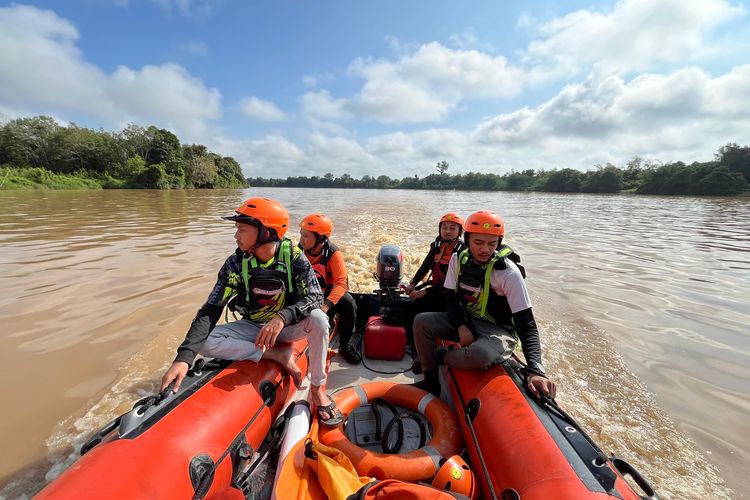 Tim SAR Gabungan saat menyusuri Sungai Kahayan pada titik kejadian perahu terbalik yang menyebabkan satu awak perahu hilang pada pencarian hari kedua yang digelar Minggu (11/5/2025).