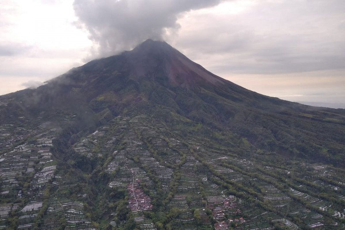 Foto udara kondisi puncak Gunung Merapi. 