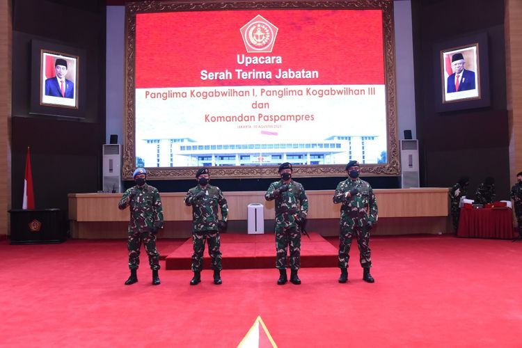 Panglima TNI Marsekal Hadi Tjahjanto memimpin sertijab di Mabes TNI, Jakarta, Selasa (10/8/2021).