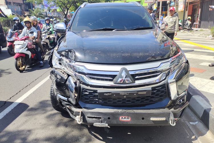 Potret mobil Mitsubishi Pajero yang berkendara secara ugal di Jalan Margonda Raya