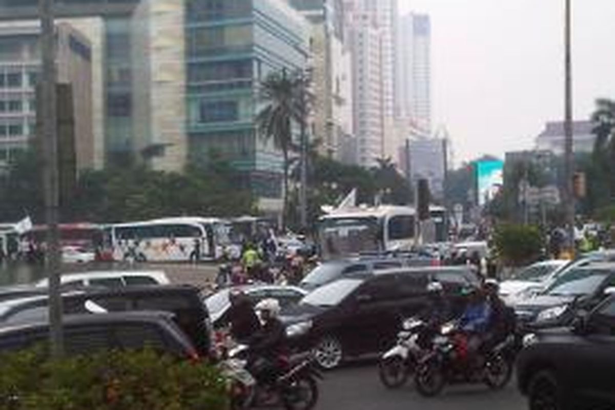 Puluhan ribu buruh dan bus yang memadati bundaran HI membuat kawasan tersebut macet total, Kamis (5/9/2013)