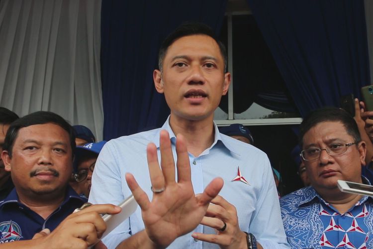 Komandan Kogasma Partai Demokrat Agus Harimurti Yudhoyono (AHY) menjelaskan tentang polarisasi, Politik Identitas dan Tidak Inklusif usai kampaye terbuka di GOR Bima Kota Cirebon, Kamis (11/4/2019). 