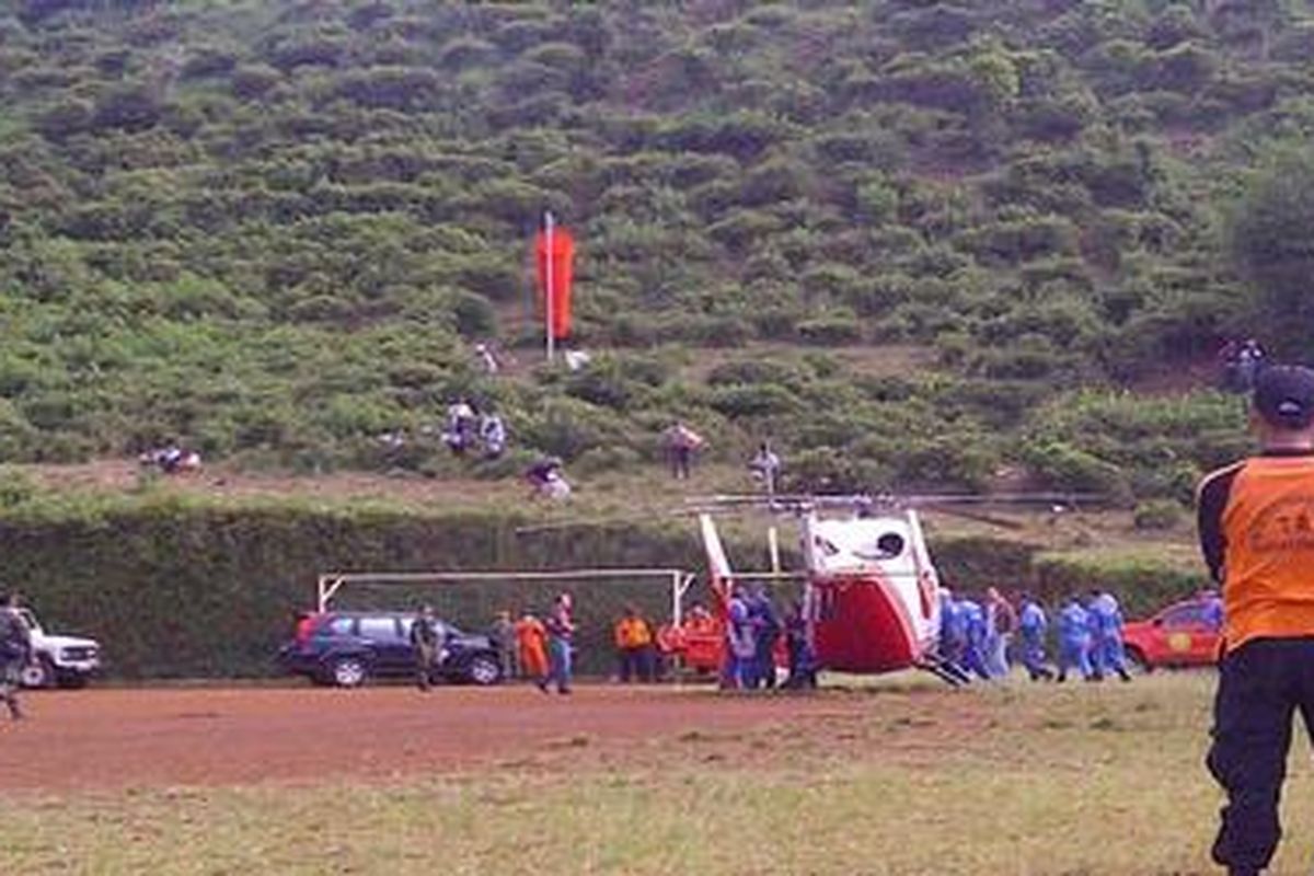 Helikopter tim Rusia, Senin (15/5/2012), sekitar pukul 09.10, tiba di Lapangan Cijeruk. Dari dalam heli berwarna putih dengan alas bodi Merah ini keluar beberapa orang. Salah satunya mengenakan seragam militer dan seorang lagi membawa kamera DSLR dengan lenza panjang.