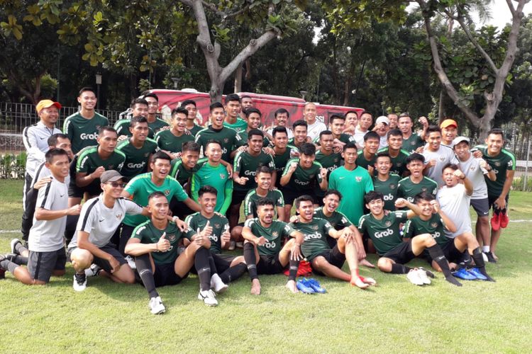 Para pemain tim nasional U-22 Indonesia usai sesi latihan di Lapangan ABC, Kompleks Gelora Bung Karno, Jakarta, Sabtu (12/1/2019). 