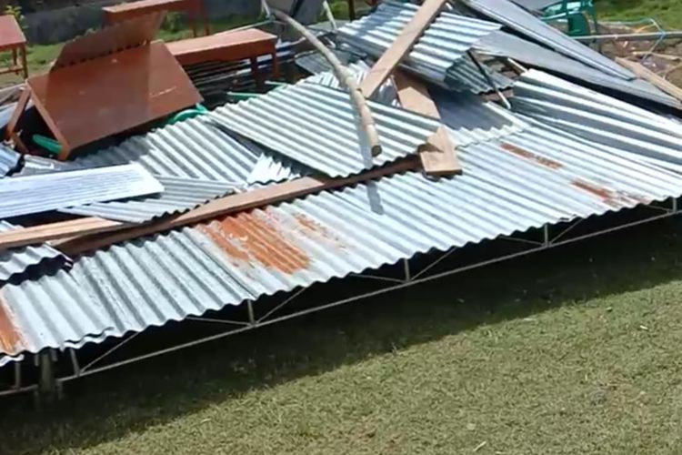 TPS di Desa Batumalang, Kecamatan Cimerak, Kabupaten Pangandaran, ambruk pasca diterjang angin kencang, Selasa siang (8/12/2020).