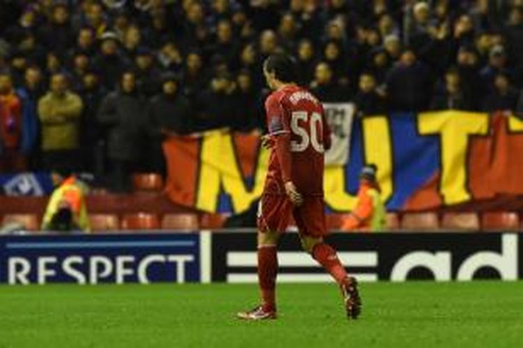 Pemain Liverpool, Lazar Markovic, setelah menerima kartu merah saat menghadapi Basel pada matchday keenam Grup B Liga Champions di Anfield, Selasa (9/12/2014). 