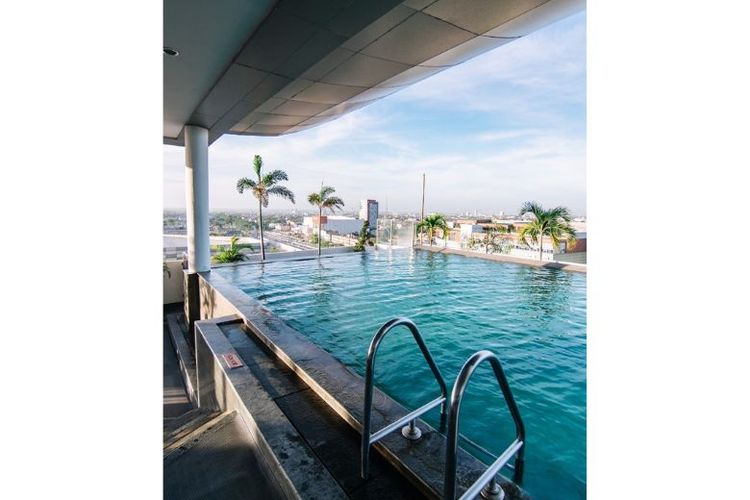 Fasilitas kolam renang di Hotel Swiss-Belinn SKA Pekanbaru.
